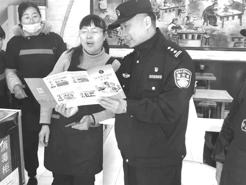 孙华垒走进商户宣传反恐防范知识